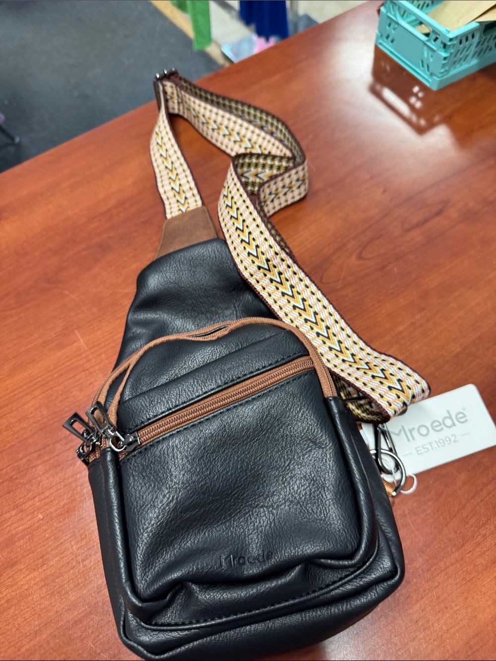 Mroede sling bag // 070402